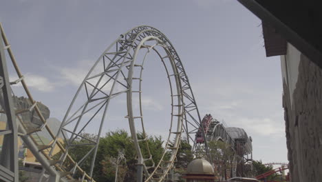 4k-Montaña-Rusa-Montando-360-Loop-Boca-Abajo-En-El-Parque-Temático-Del-Reino-Unido