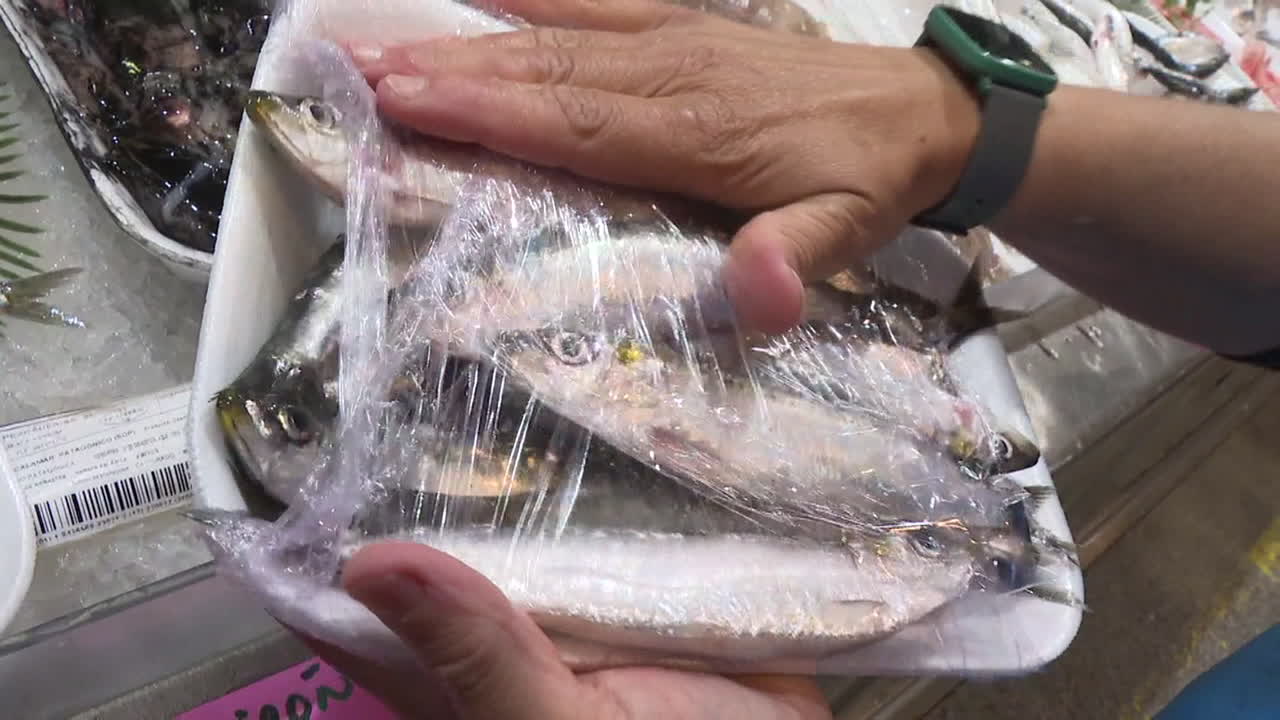 pescado fresco en un mercado