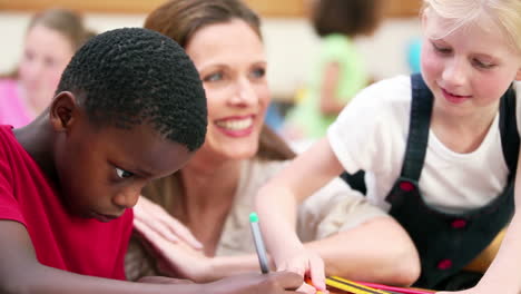 Ernster-Schüler-Hört-Seinem-Lehrer-Zu