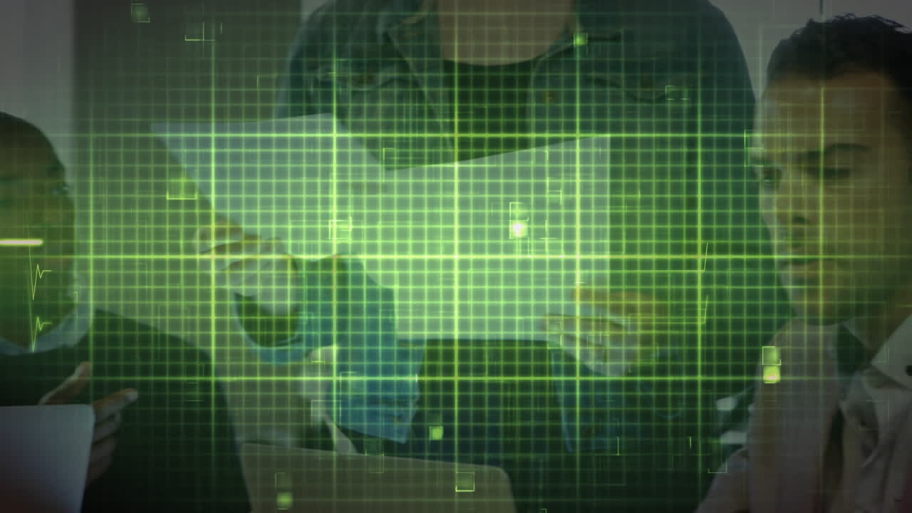 animación de la línea isoeléctrica sobre diversas personas de negocios que usan computadoras portátiles en la oficina