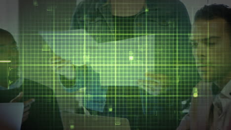 animación de la línea isoeléctrica sobre diversas personas de negocios que usan computadoras portátiles en la oficina