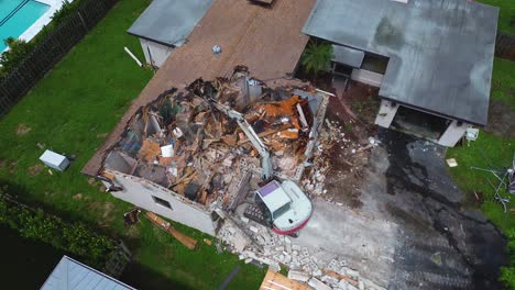 un increíble video de un avión no tripulado de una casa siendo demolida