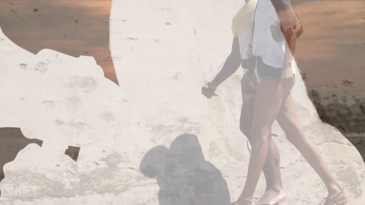 해변에서 두 인종의 부부의 애니메이션. 지도의 윤을 통해 바다로.