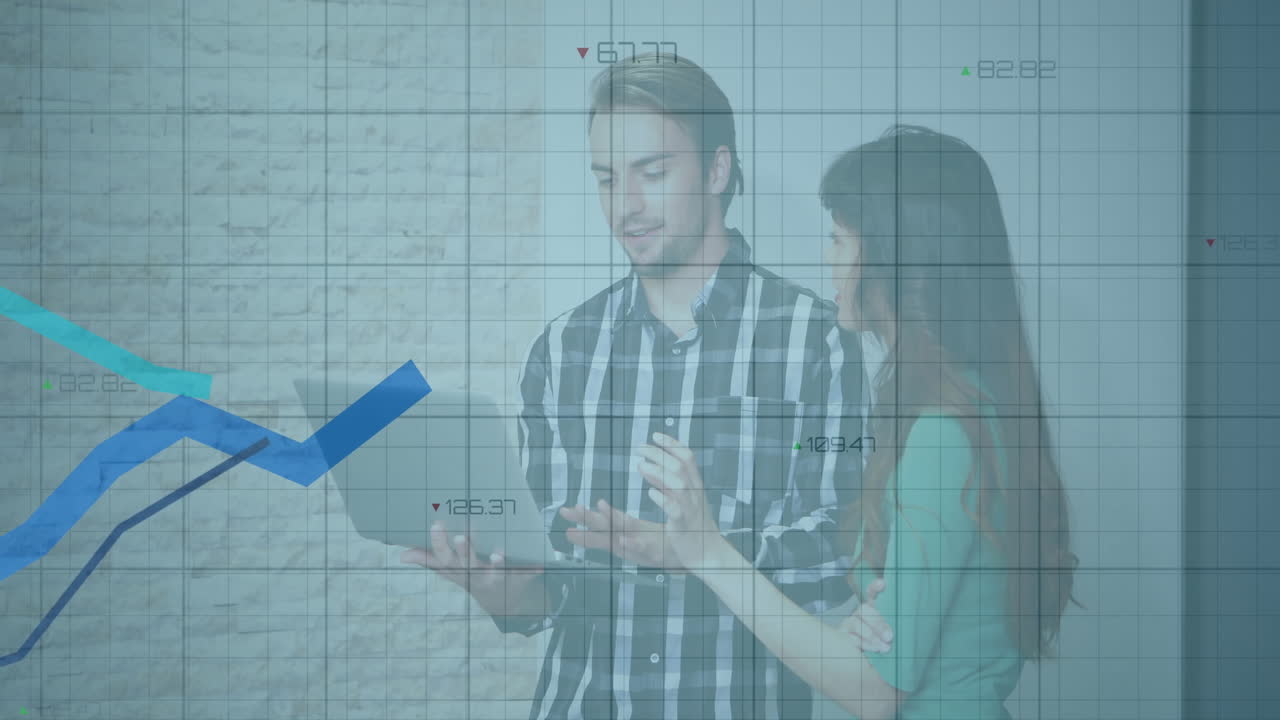 gente de negocios discutiendo datos sobre animación de gráficos financieros