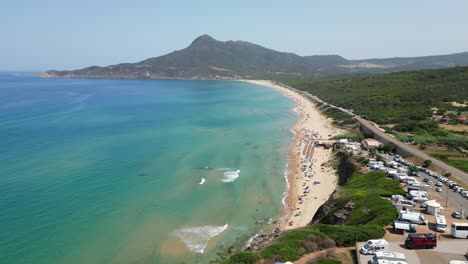 Autocaravanas-Rv-Acampando-En-El-Mar-Azul-Y-La-Playa-De-San-Nicolo-En-Buggerru,-Cerdeña,-Italia---Antena-4k