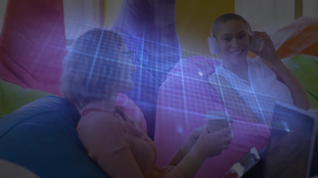 animación de la línea isoeléctrica sobre diversas personas de negocios hablando en la oficina creativa