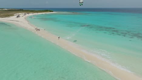 kitesurfista saltando por el puente de tierra en cayo agua en los rocas, venezuela
