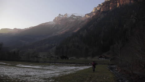 Viaje-En-Bicicleta-Exploración-De-Los-Alpes-Suizos-Al-Atardecer