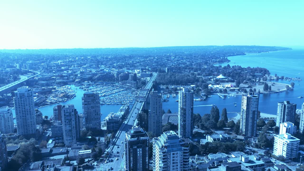 puente de la calle burrard paso elevado del centro de vancouver a kitsilano con vista al club de navegación de yaletown yates atracados día soleado de verano revelan la vida elegante en los edificios de gran altura más lujosos vanstock1-2