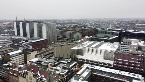 Die-Drohne-Steigt-Auf-Und-Enthüllt-Die-Weitläufige-Skyline-Von-Stockholm,-Schweden,-Mit-Einer-Mischung-Aus-Modernen-Und-Historischen-Gebäuden