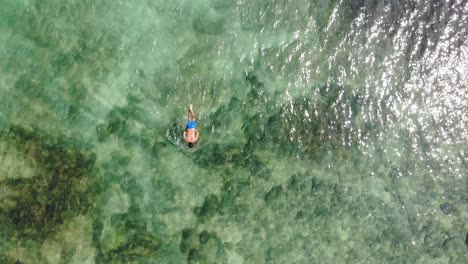 Panama-Im-Februar-Drohne-Schießt-Insel-Contadora,-Die-Zwischen-Fischen-Schwimmt,-Die-Mit-Einer-Drohne-Gefangen-Werden-1