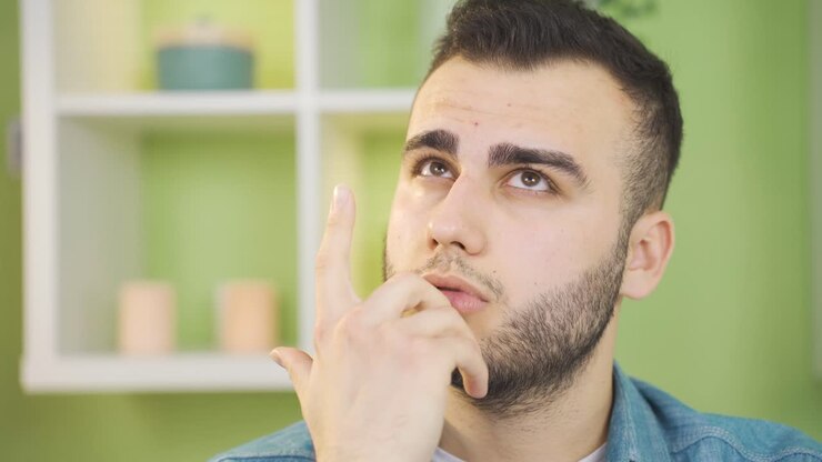 Giovane uomo creativo e pensieroso che ha nuove idee.