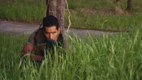 soldado táctico apuntando un rifle en la hierba alta al anochecer en collierville, tennessee