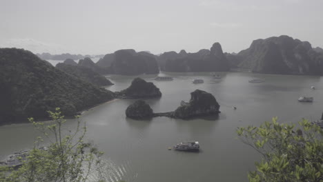 Schwenkaufnahme-Der-Felsformationen-In-Vietnam-An-Einem-Bewölkten-Tag-In-Der-Nähe-Der-Halong-Bucht,-Von-Oben-Gesehen