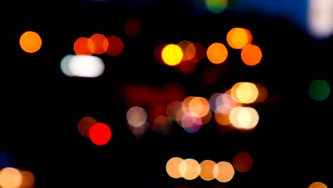 bokeh borroso de los coches en el tráfico en la carretera por la noche. bokeh de colores borrosos brillantes abstractos.