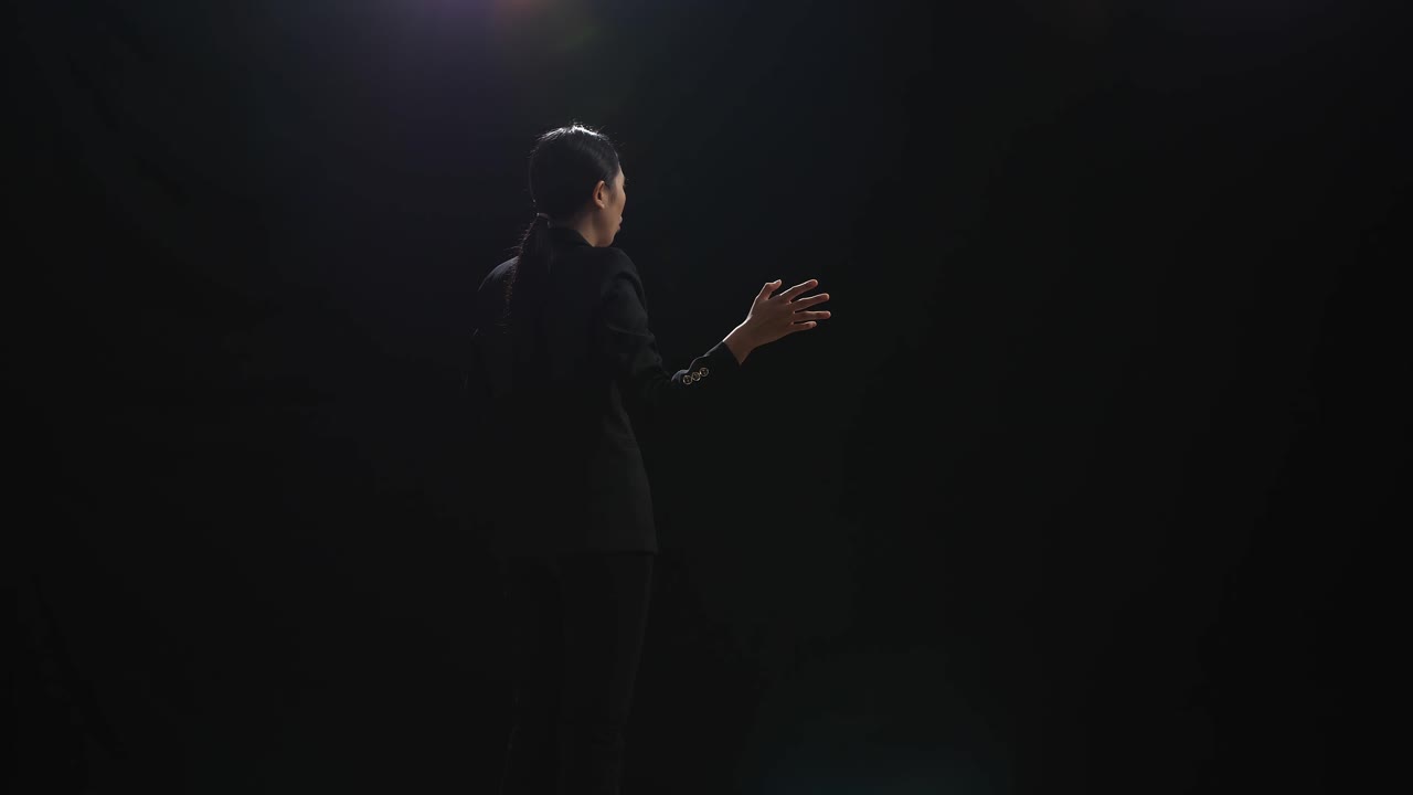 mujer en traje de negocios negro