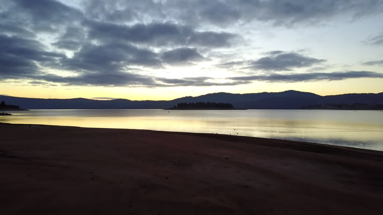 cielo nublado del atardecer sobre el lago jindabyne en nueva gales del sur, australia