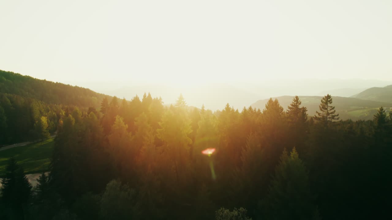 amanecer o atardecer sobre el paisaje del bosque de montaña