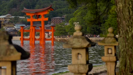 Sonnenuntergang,-Schwenk,-Rückansicht,-Bucht-Des-Großen-Riesigen-Roten-Torii-Des-Itsukushima-Schrein-Tempels-In-Miyajima,-Hiroshima,-Japan,-Laternenansicht