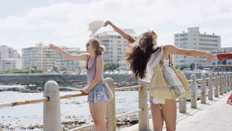 Mujer-Joven-Bailando-Y-Girando-En-El-Paseo-Marítimo-Al-Aire-Libre-En-Vacaciones-De-Verano.