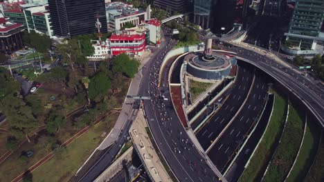 fotografía orbital de la fuente de petróleo en la avenida periferico de la ciudad de méxico mientras tiene lugar una carrera urbana