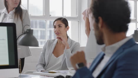 Joven-Mujer-De-Negocios-Compartiendo-Ideas-En-La-Oficina-Reuniéndose-Con-El-Equipo-Corporativo-Intercambiando-Ideas-Para-Proyectos-En-La-Sala-De-Juntas