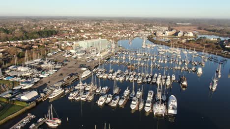 Puerto-Deportivo-De-Barcos-En-La-Costa-Sur-Del-Reino-Unido-5