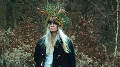 hermosa mujer wiccan en la naturaleza corona camina en ráfaga de invierno