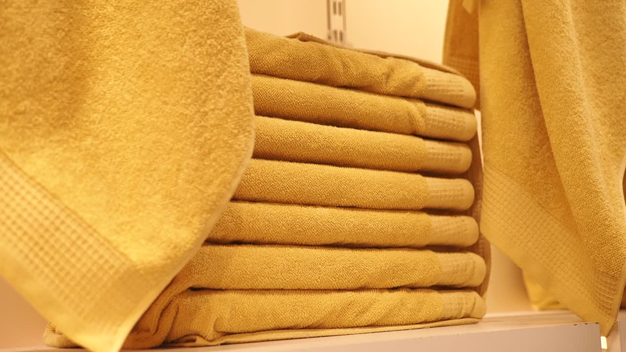 pilha de toalhas amarelas