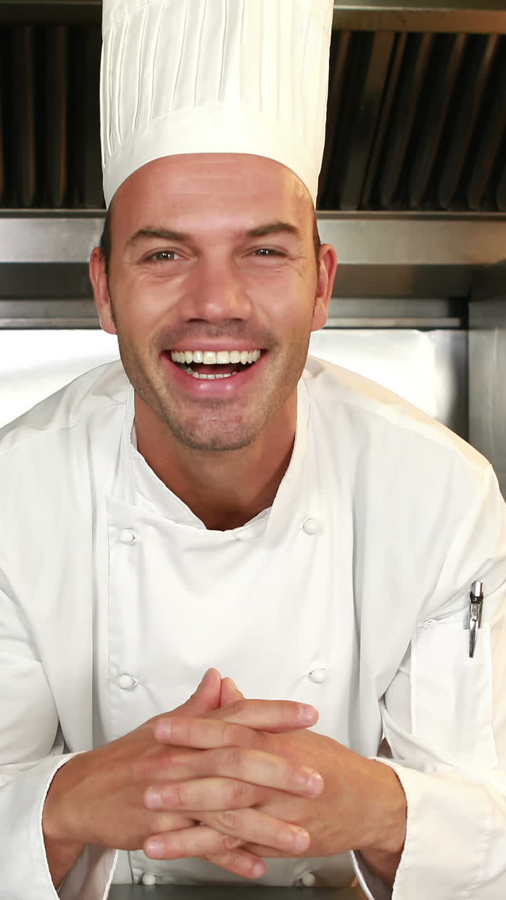 el jefe de cocina riguroso hace la presentación de los platos
