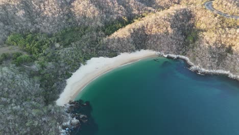 Vista-Aérea-De-Bahía-El-Organo,-Una-Playa-Prístina-En-Huatulco,-Oaxaca,-México