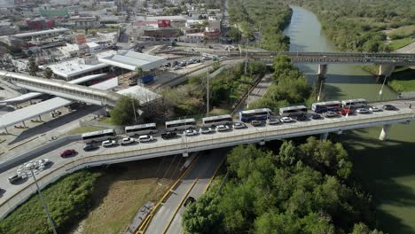 antena - puente internacional sobre el río grande, frontera entre estados unidos y méxico, toma circular