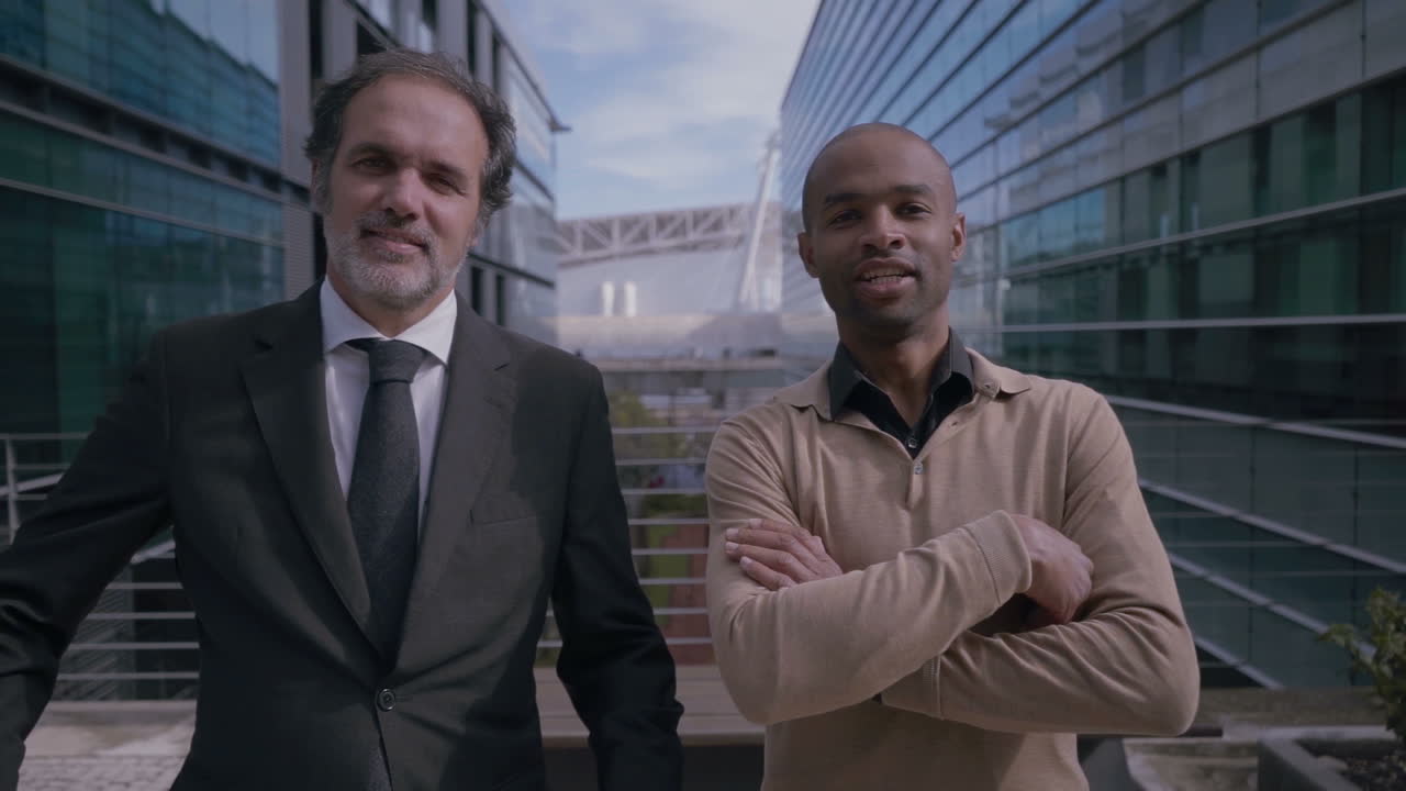 hombres de negocios multiculturales exitosos posando con los brazos cruzados