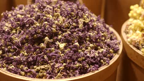 flores púrpuras secas en un cuenco de madera