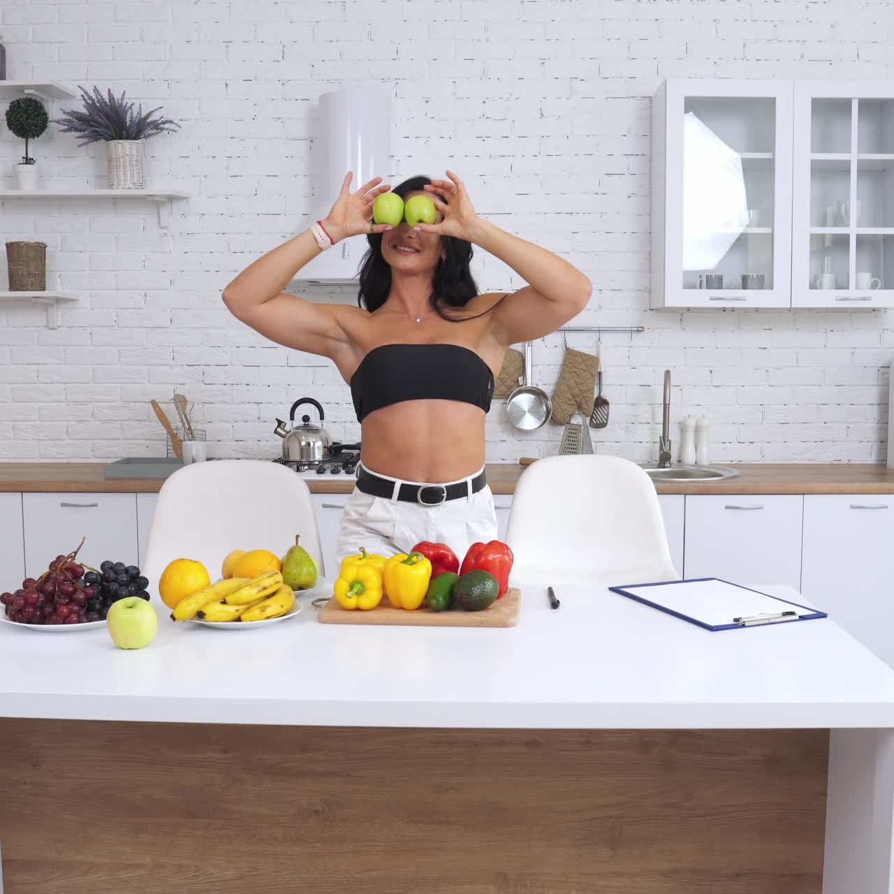 Prodotti a base di frutta e verdura per cucina vegetariana. Preparazione di cibo sano in una cucina luminosa