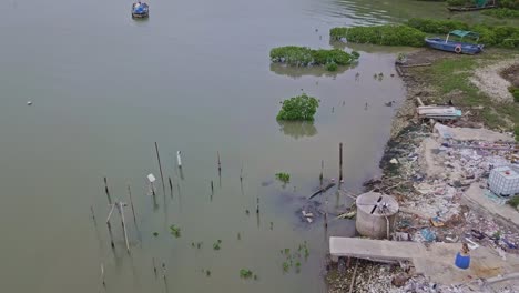 Imágenes-Aéreas-Dinámicas-Del-Lago-Del-Pueblo-Pesquero-De-Lau-Fau-Shan-En-Los-Nuevos-Territorios-De-Hong-Kong