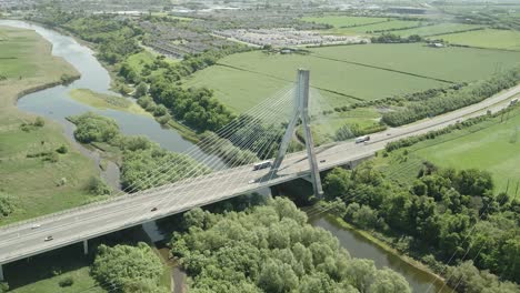 Verkehr-Auf-Der-Autobahn-M1-In-Mary-Mcaleese-Boyne-Valley-Bridge-In-Irland