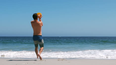 Hombre-Atractivo-Atrapando-Un-Frisbee