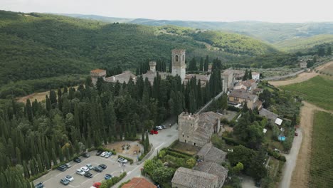 Drone-shot-overlooking-a-small-castle-town-in-Tuscany