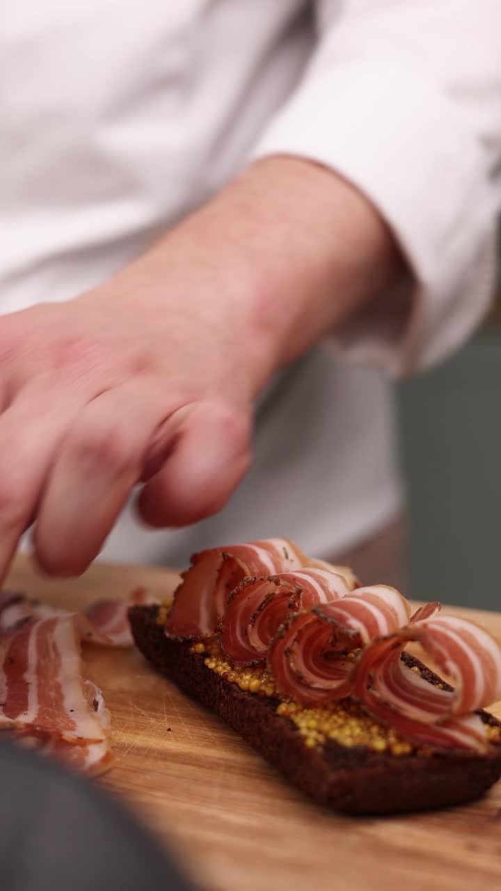 preparando un sándwich de tocino gourmet