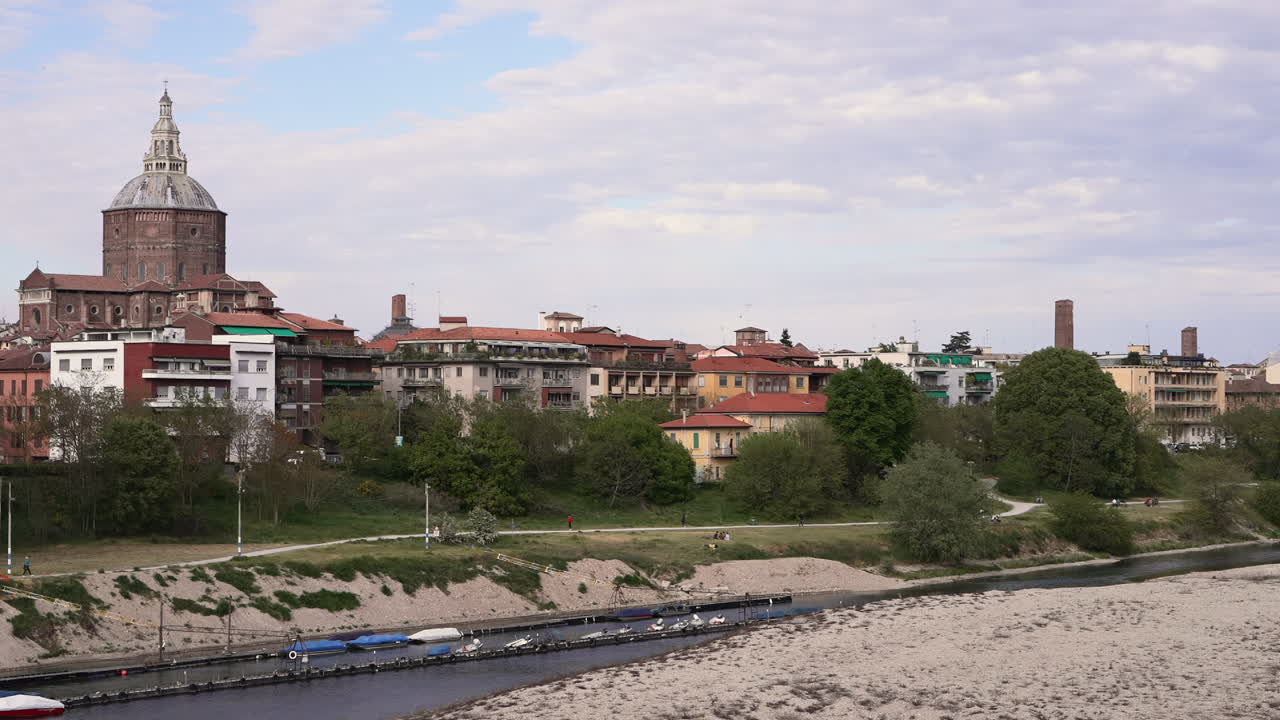 Ponte coperto e Duomo di Pavia a Pavia in una giornata di sole, ripreso a 30 fps.