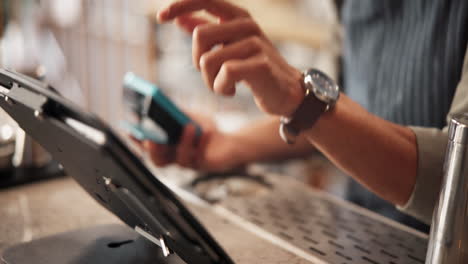 barista que utiliza el sistema pos