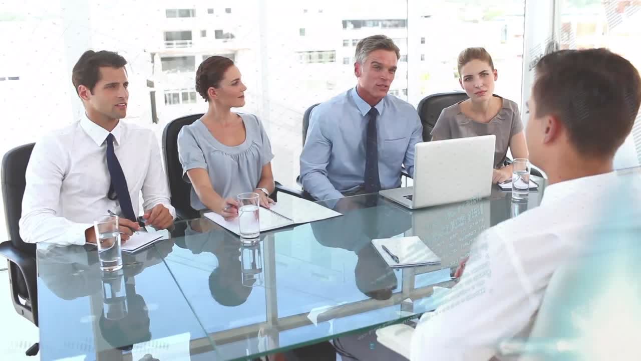 animación del procesamiento de datos sobre diversas personas de negocios que utilizan auriculares.