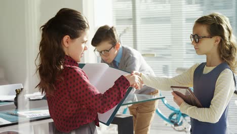 niños como ejecutivos de negocios estrechándose la mano 4k