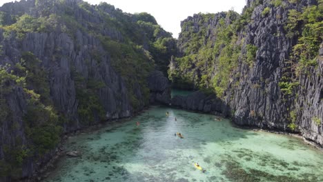 Gente-En-Kayak-A-Través-De-Una-Pequeña-Laguna-En-El-Nido,-Palawan