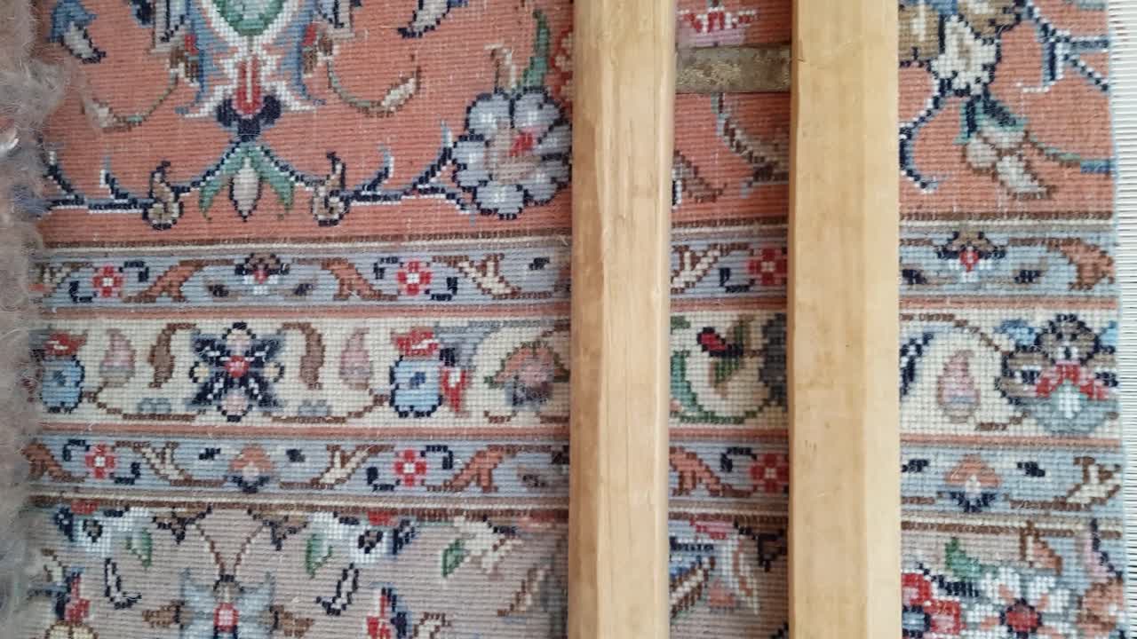 preparación de alfombras en el taller de la gente local para hacer alfombras persas hechas a mano en esfahan naein yazd ardakan yazd iran arte artístico de teñido natural diseño de patrones auténtico color maravilloso colorido