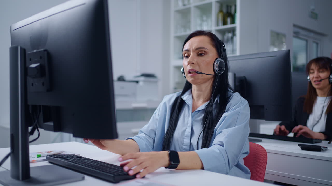agentes de servicio al cliente que trabajan en un centro de llamadas