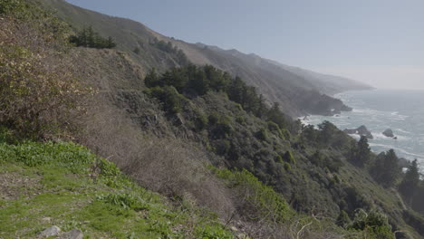 Schwenk-Von-Der-Bergseite-Zum-Pazifischen-Ozean-In-Big-Sur-California-An-Einem-Sonnigen-Sommertag