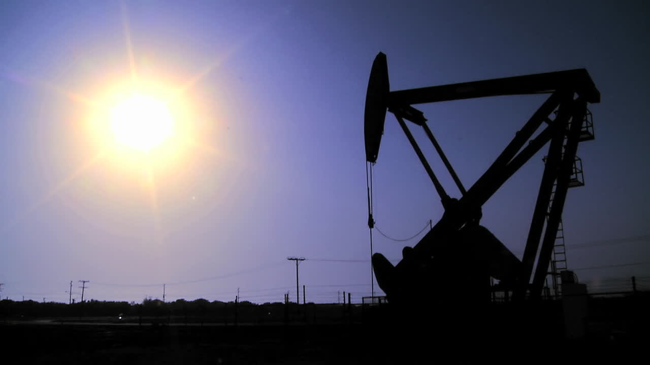 작동중인 오일 pumpjacks의 실루엣