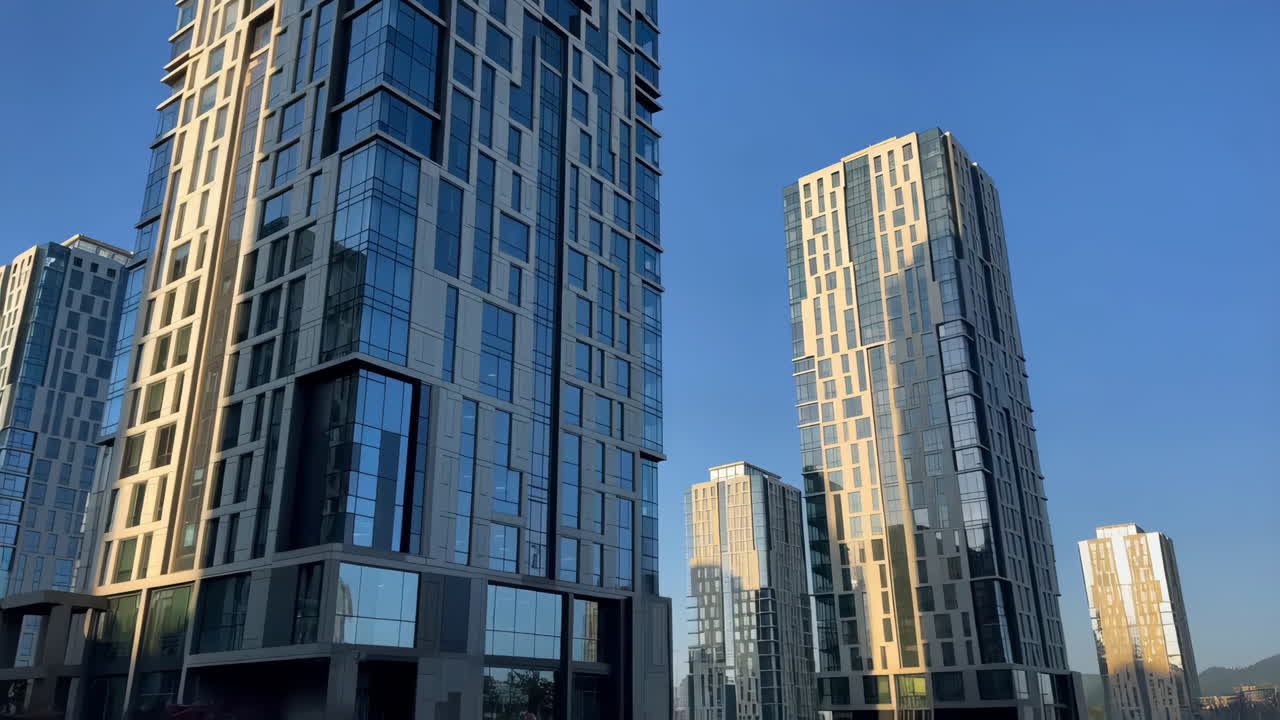 rascacielos modernos contra un cielo azul claro